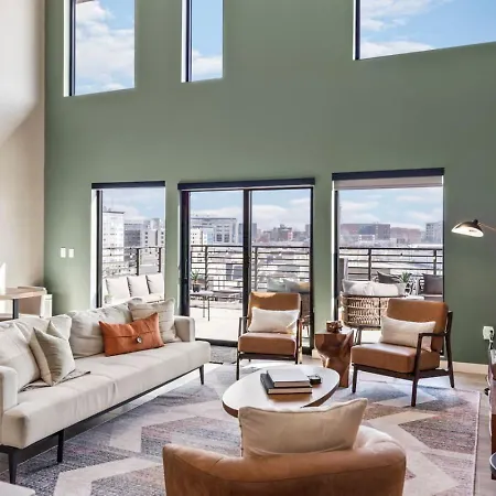 Penthouse Luxury With Pool Patio And City View Plus Walk To Broadway